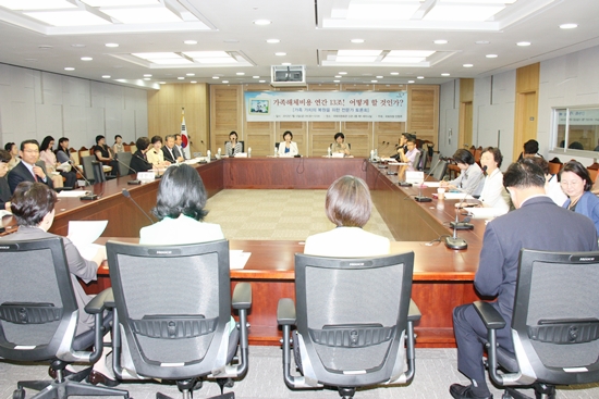 최금숙 원장은 7월 13일 국회의원회관 신관 2층 제1세미나실에서 민현주 의원실이 개최한 